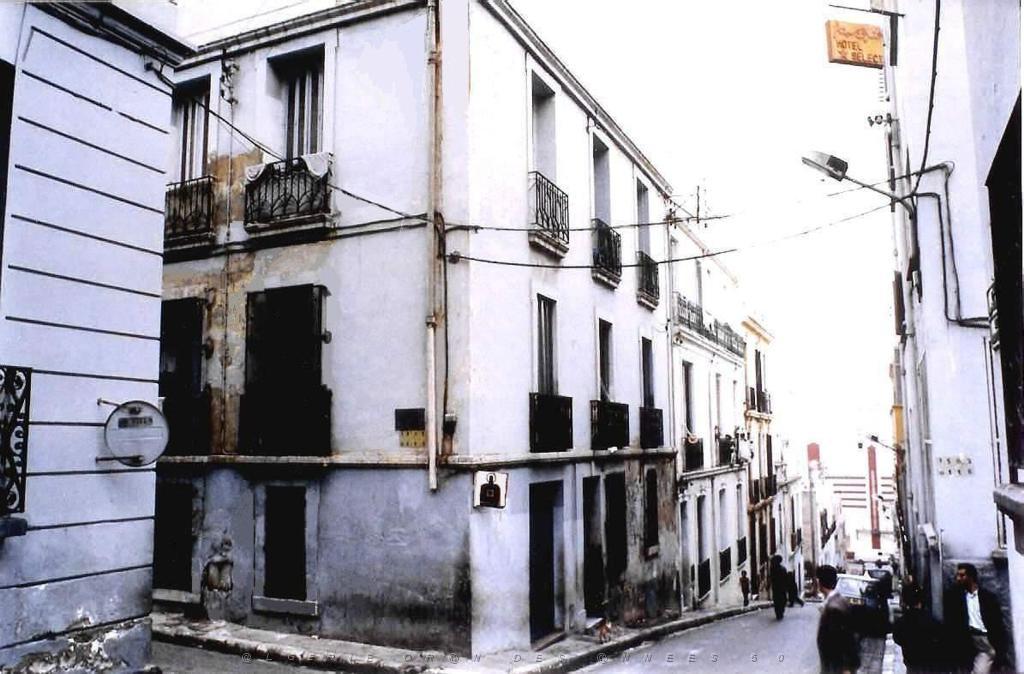 RUE DE TURENNE AU NO 26 ET ANGLE RUE BERNARDIN AU BAS CAVE SENECLAUZE.JPG